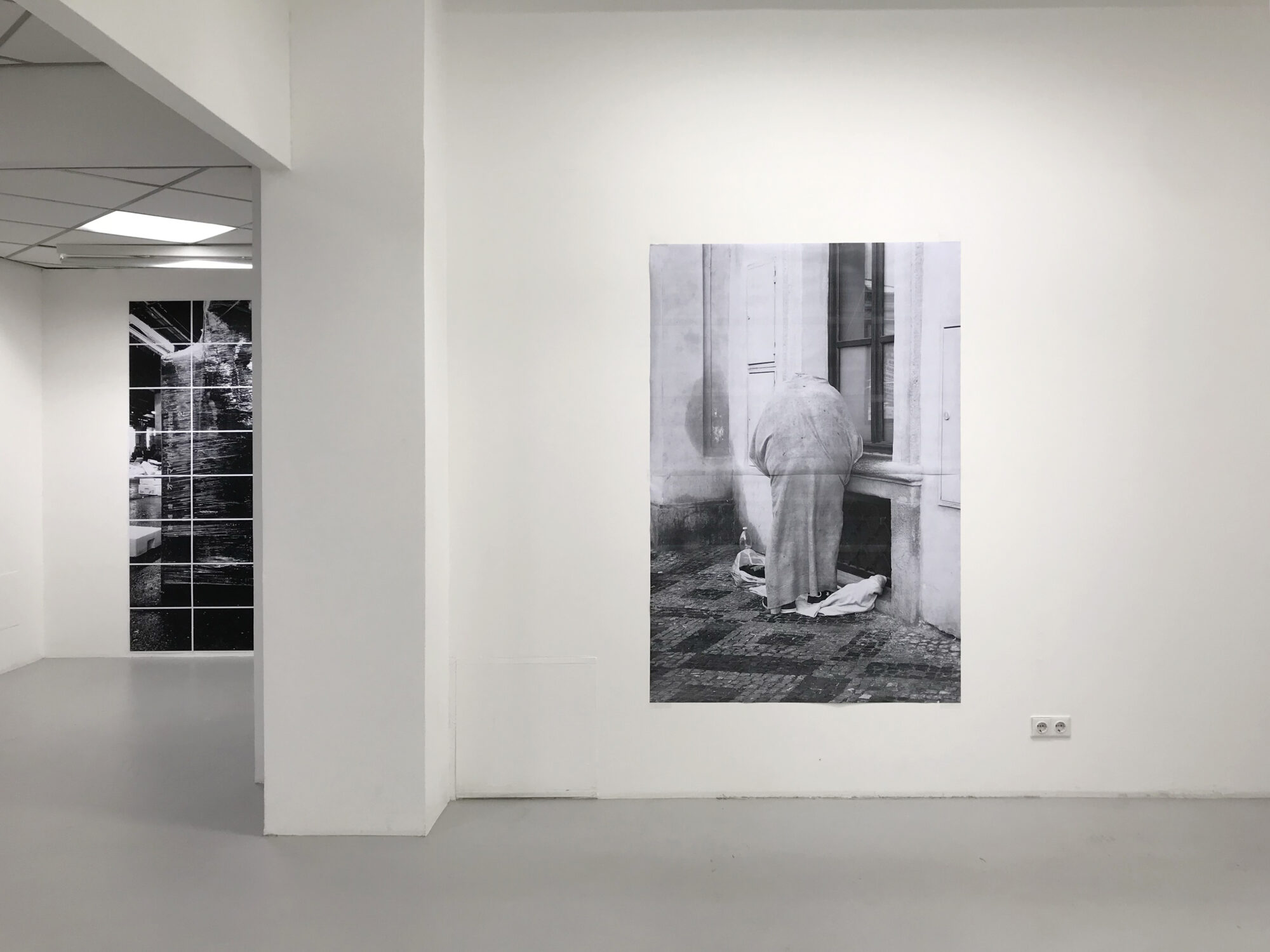 from the series Máj/My, exhibition verschwindet, Galerie Ursula Walter, 2019<br />
laser print, 178 x 118,7 cm<br />
in the background: work by Andreas Schulze<br />
foto: Andreas Schulze<br />
