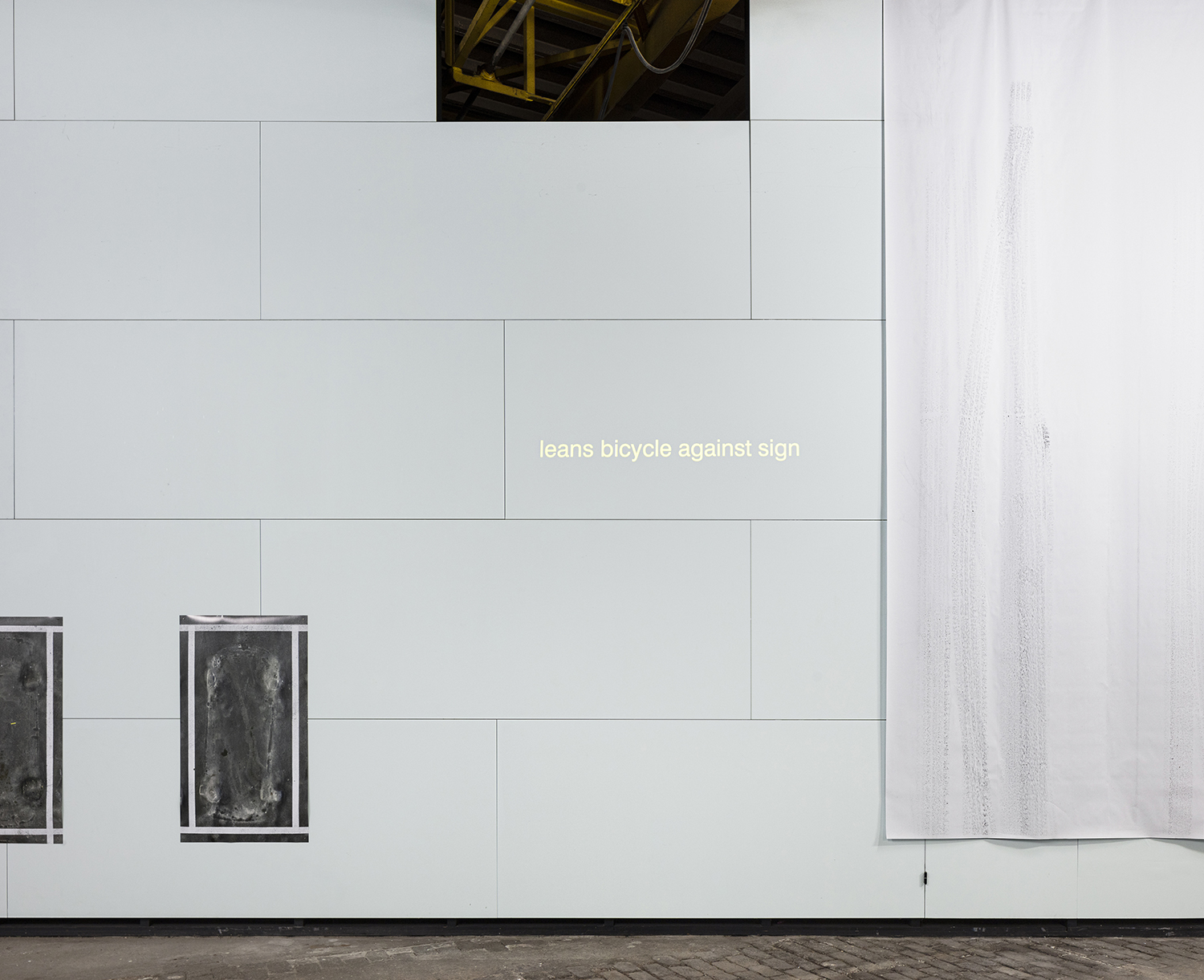 Close in open, text projection, 12 min, 2019<br />
foto: Michiel De Cleene