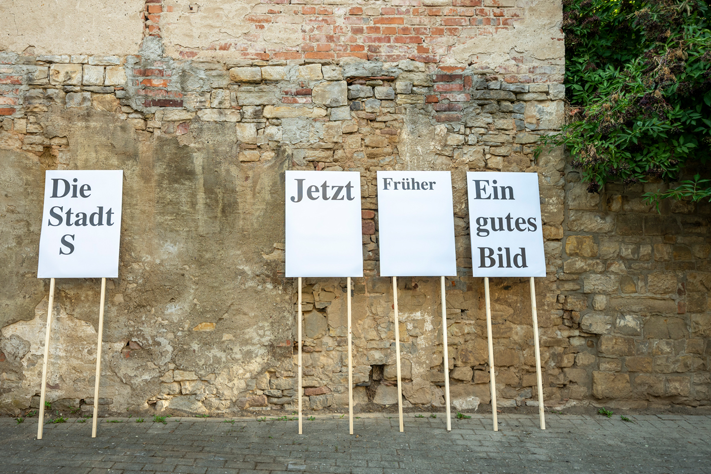 S. Anders leben. Eine Handlung in Gesprächen (Living Differently: An Act in Conversations), 2026, scenic reading with inhabitants from Sandersleben, Wiederstedt and Hettstedt, open-air town hall Sandersleben (Saxony-Anhalt)<br />
photo: Falk Wenzel 