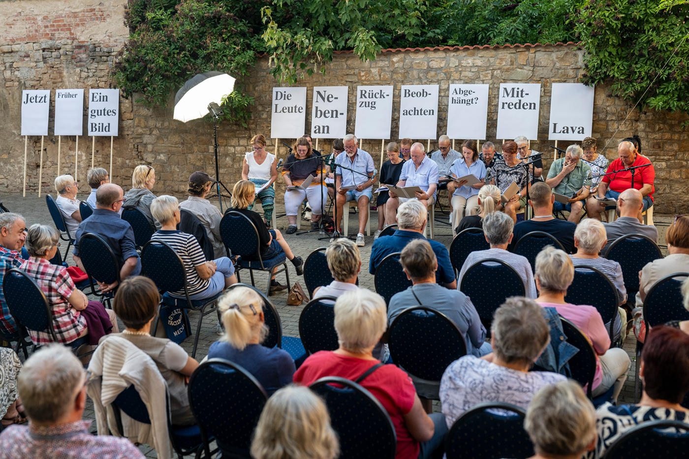 S. Anders leben. Eine Handlung in Gesprächen (Living Differently: An Act in Conversations), 2026, scenic reading with inhabitants from Sandersleben, Wiederstedt and Hettstedt, open-air town hall Sandersleben (Saxony-Anhalt)<br />
photo: Falk Wenzel 