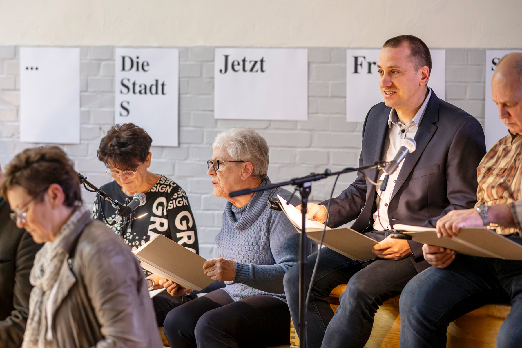 S. Anders leben. Eine Handlung in Gesprächen (Living Differently: An Act in Conversations), 2025, scenic reading with inhabitants from Sandersleben, Wiederstedt and Hettstedt, sports hall Sandersleben (Saxony-Anhalt)<br />
photo: Falk Wenzel 